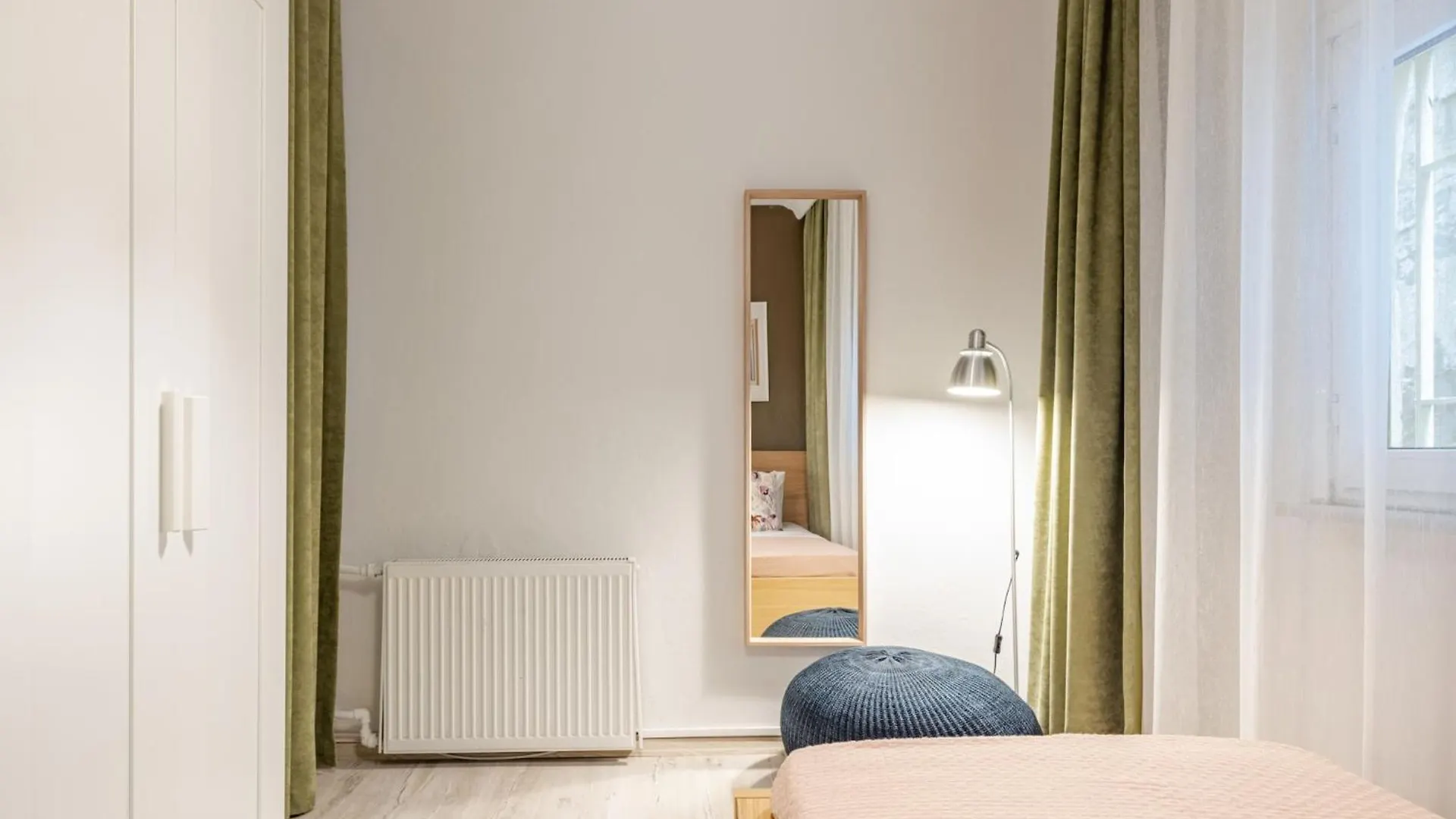 Apartment Chic And Roomy Flat Near Citys Nisantasi Mall Istanbul